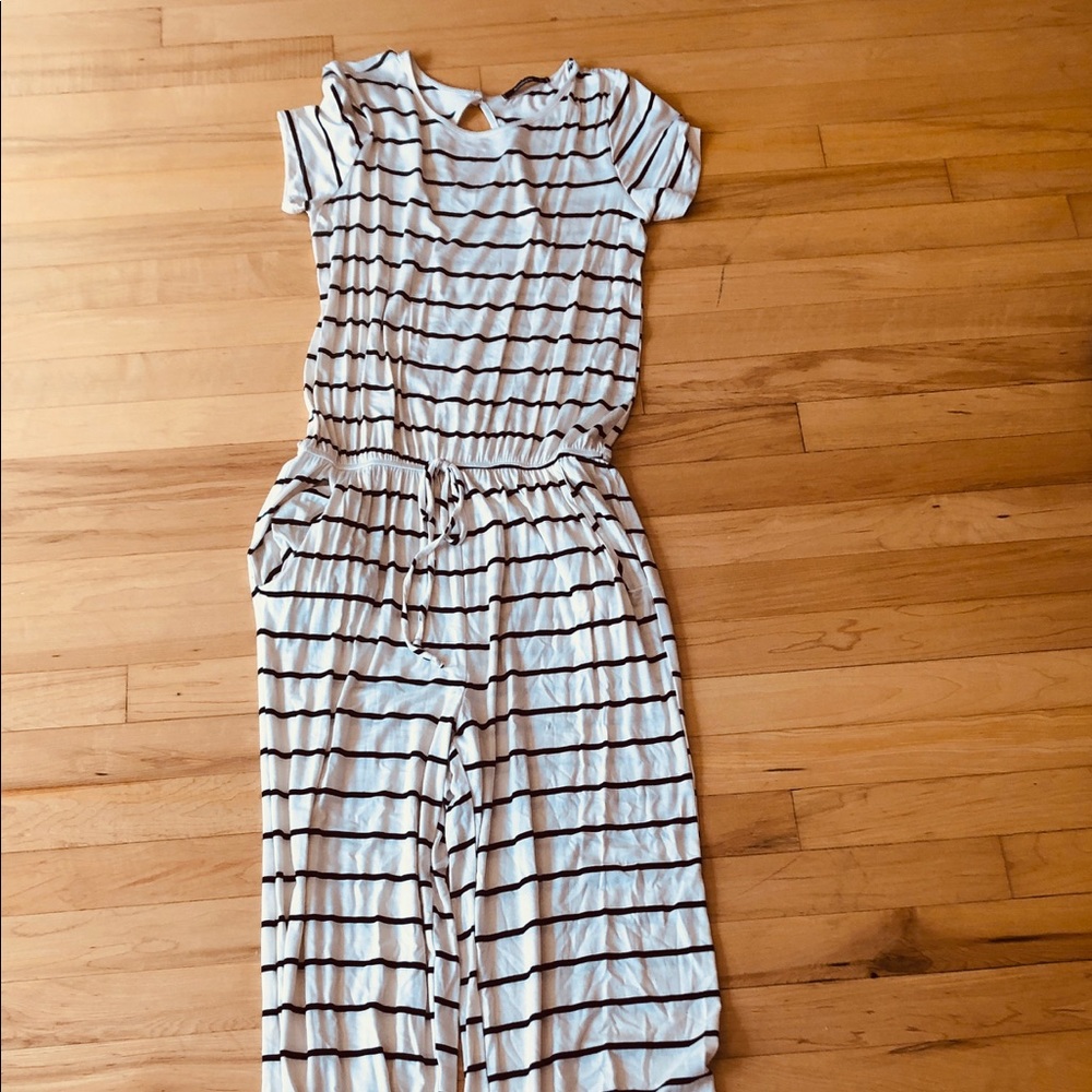 Pantsuit short sleeved.